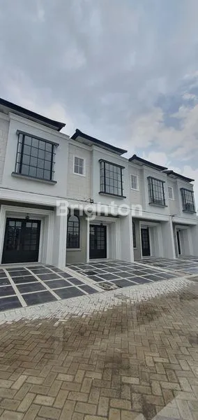 image RUMAH AMERICAN MODERN BARU GRESS DI AREA CITRALAND UTAMA SURABAYA (1)