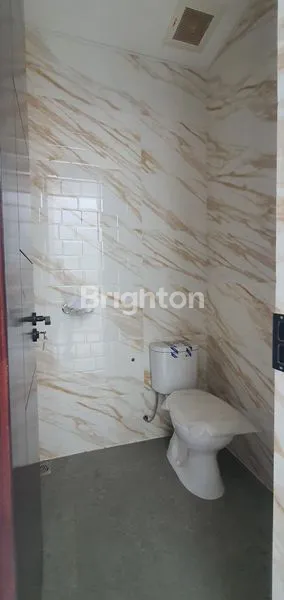 image RUMAH AMERICAN MODERN BARU GRESS DI AREA CITRALAND UTAMA SURABAYA (8)