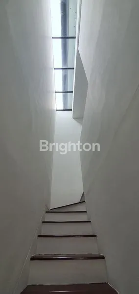 image RUMAH AMERICAN MODERN BARU GRESS DI AREA CITRALAND UTAMA SURABAYA (4)