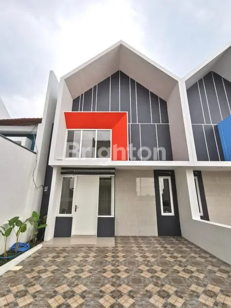 RUMAH BARU GRESS 2 LT MEZANINE SEMI FURNISH LOKASI SEBERANG KANTOR TERPADU KOTA MALANG
