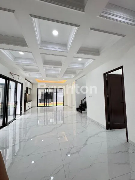 image RUMAH BARU BANGUNAN MANDIRI 2 LANTAI DESIGN MODERN AMERICAN CLASSIC DI BSD (5)