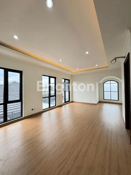 image RUMAH BARU BANGUNAN MANDIRI 2 LANTAI DESIGN MODERN AMERICAN CLASSIC DI BSD (2)