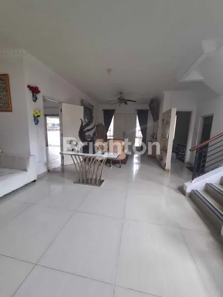 image RUMAH HOEK MEWAH LT 369M² DI BOULEVARD SALZBURG, KOTA WISATA (3)