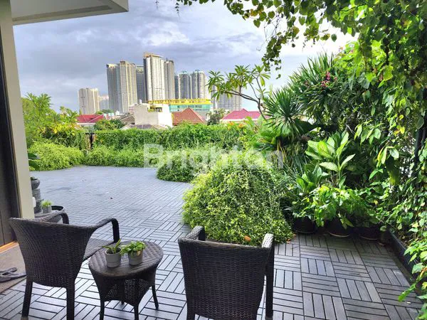 image RUMAH CANTIK DAN ASRI DENGAN ROOFTOP DI PALMERAH, JAKARTA BARAT  (6)