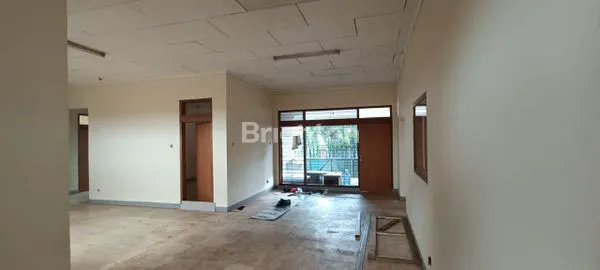 image RUMAH BESAR HOEK DI PINGGIR JALAN KEMANGGISAN (2)