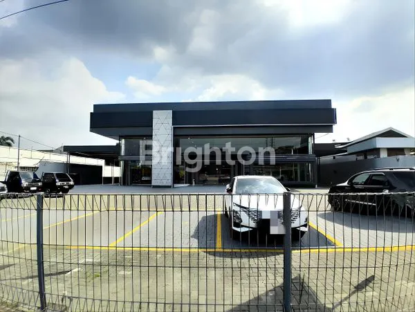 JUAL / SEWA. BANGUNAN DEALER OTOMOTIF & BENGKEL. JL. SISINGAMANGARAJA. LUAS TANAH. 13.094 M2. READY TO USE