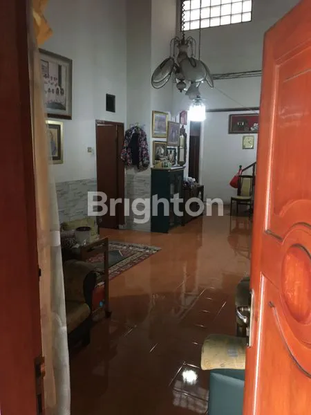 image RUMAH LUAS 2 LANTAI POSISI DI DALAM KOMPLEK (1)