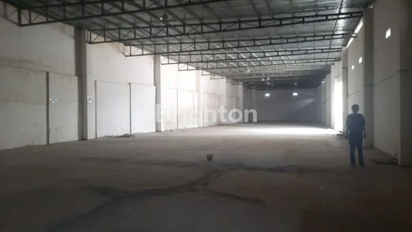 image DISEWAKAN GUDANG LUAS 1400 METER KONDISI BARU DENGAN HALAMAN PARKIR SANGAT LUAS   (3)