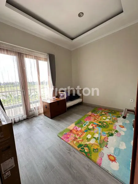 RUMAH CANTIK 2 LANTAI DALAM CLUSTER ONE GATE SECURITY SYSTEM, 2 KAMAR TIDUR VIEW SAWAH ABADI YANG SANGAT INDAH DARI LANTAI 2. LINGKUNGAN MEWAH, AMAN, NYAMAN DAN ASRI DI KESIMAN DENPASAR TIMUR