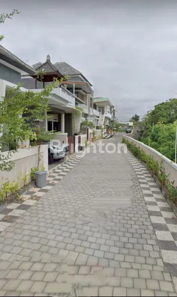 image RUMAH CANTIK 2 LANTAI DALAM CLUSTER ONE GATE SECURITY SYSTEM, 2 KAMAR TIDUR VIEW SAWAH ABADI YANG SANGAT INDAH DARI LANTAI 2. LINGKUNGAN MEWAH, AMAN, NYAMAN DAN ASRI DI KESIMAN DENPASAR TIMUR (4)