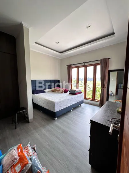 image RUMAH CANTIK 2 LANTAI DALAM CLUSTER ONE GATE SECURITY SYSTEM, 2 KAMAR TIDUR VIEW SAWAH ABADI YANG SANGAT INDAH DARI LANTAI 2. LINGKUNGAN MEWAH, AMAN, NYAMAN DAN ASRI DI KESIMAN DENPASAR TIMUR (7)