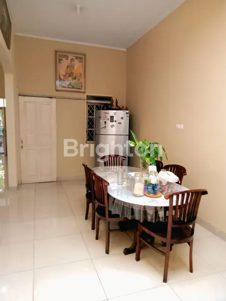image ISTIMEWA, RUMAH 1,5 LANTAI TAMAN LUAS DIJUAL FULL FURNISHED BAGUS DENGAN BARANG ANTIK & BERNILAI SEJARAH DI PULOGEBANG, JAKARTA TIMUR (5)