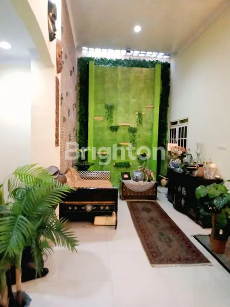 image ISTIMEWA, RUMAH 1,5 LANTAI TAMAN LUAS DIJUAL FULL FURNISHED BAGUS DENGAN BARANG ANTIK & BERNILAI SEJARAH DI PULOGEBANG, JAKARTA TIMUR (4)