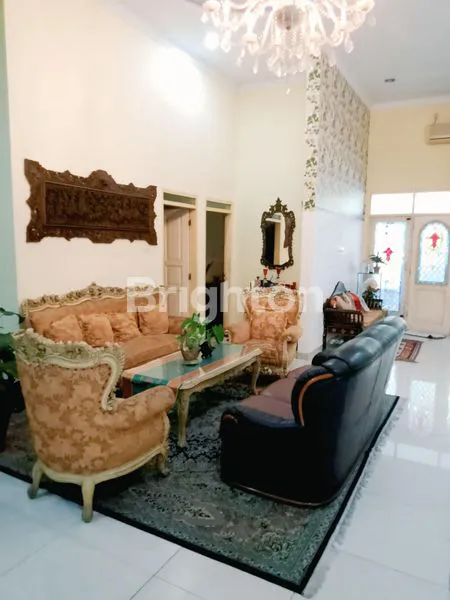 image ISTIMEWA, RUMAH 1,5 LANTAI TAMAN LUAS DIJUAL FULL FURNISHED BAGUS DENGAN BARANG ANTIK & BERNILAI SEJARAH DI PULOGEBANG, JAKARTA TIMUR (3)