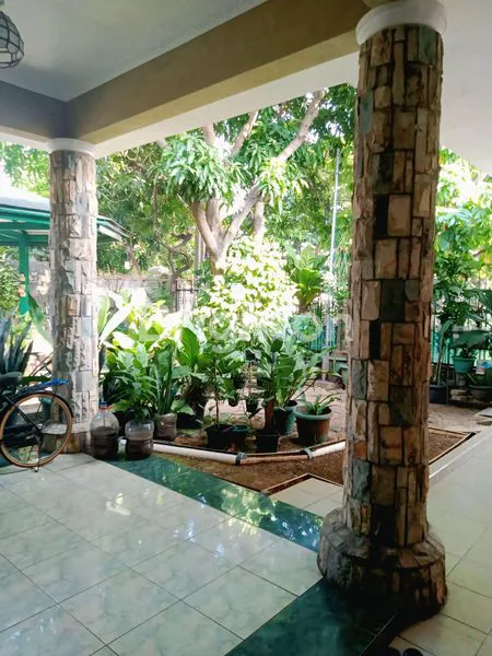 image ISTIMEWA, RUMAH 1,5 LANTAI TAMAN LUAS DIJUAL FULL FURNISHED BAGUS DENGAN BARANG ANTIK & BERNILAI SEJARAH DI PULOGEBANG, JAKARTA TIMUR (7)