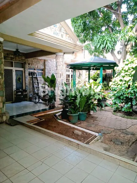 image ISTIMEWA, RUMAH 1,5 LANTAI TAMAN LUAS DIJUAL FULL FURNISHED BAGUS DENGAN BARANG ANTIK & BERNILAI SEJARAH DI PULOGEBANG, JAKARTA TIMUR (8)