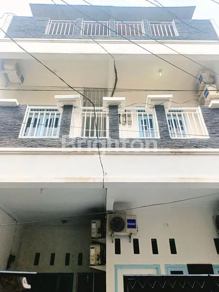 image KOS 17 KAMAR BARU RENOVASI, FULL FURNISHED & AC, SIAP BEROPERASI, LOKASI STRATEGIS & BEBAS BANJIR DI TANJUNG DUREN, JAKARTA BARAT (1)