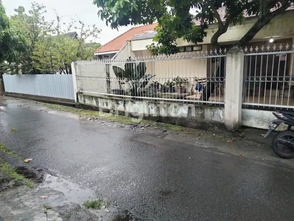 image RUMAH BESAR 2 MENIT KE DPRD KOTA SOLO, TENGAH KOTA, SEHARGA 1 RUMAH, SEBESAR 2 RUMAH (4)