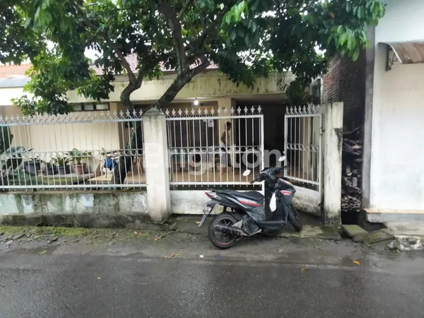image RUMAH BESAR 2 MENIT KE DPRD KOTA SOLO, TENGAH KOTA, SEHARGA 1 RUMAH, SEBESAR 2 RUMAH (6)