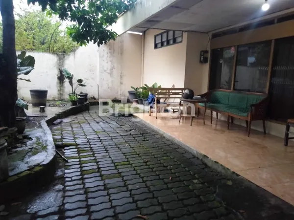 image RUMAH BESAR 2 MENIT KE DPRD KOTA SOLO, TENGAH KOTA, SEHARGA 1 RUMAH, SEBESAR 2 RUMAH (8)