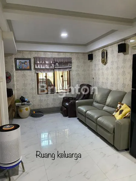 image RUMAH 3 LANTAI DENGAN LOKASI STRATEGIS DI TAMAN PALEM LESTARI,JAKARTA BARAT, COCOK UNTUK HUNIAN KELUARGA MAUPUN INVESTASI! (4)