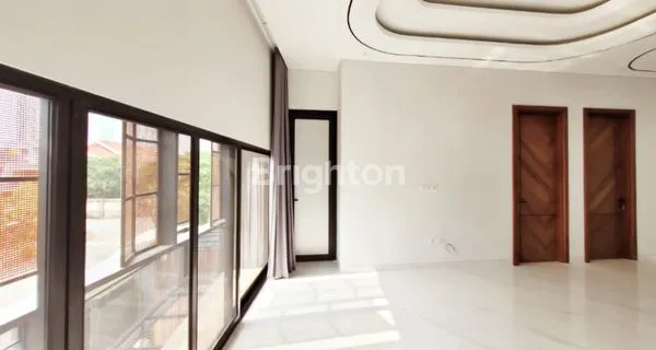 image RUMAH MEWAH ALA VILLA BARU GRESS MANYAR KERTOADI (7)