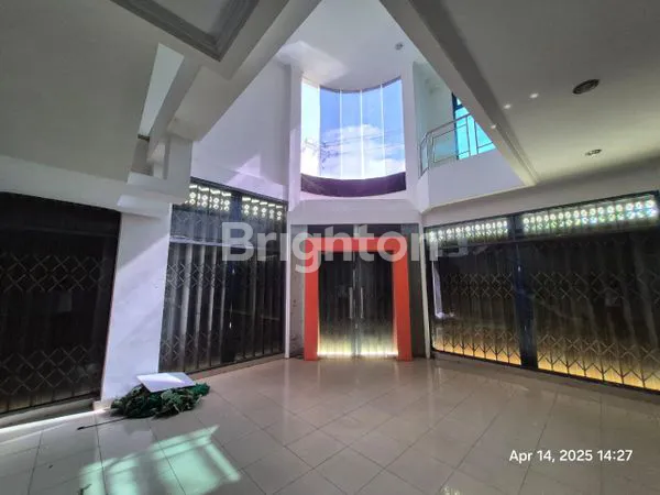 RUKO HOOK 3 LANTAI  SELANGKAH UGM DAN UNY DI JL COLOMBO CATURTUNGGAL DEPOK SLEMAN YOGYAKARTA