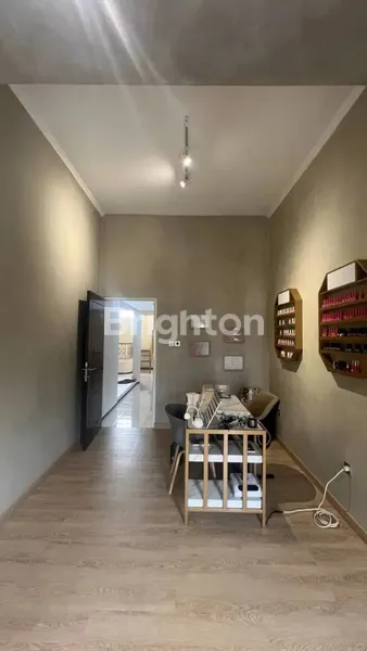 image DIJUAL RUMAH BARUK BARAT, DEKAT PUSAT PERBELANJAAN, SELANGKAH RAYA MERR (5)