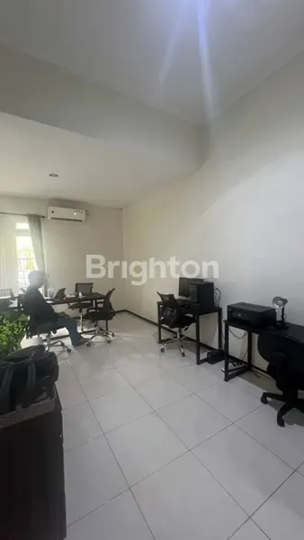 image DIJUAL RUMAH BARUK BARAT, DEKAT PUSAT PERBELANJAAN, SELANGKAH RAYA MERR (6)