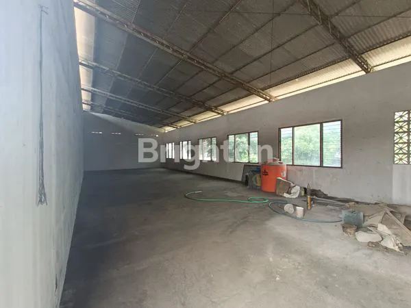 image MILIKI SEGERA  RUMAH CANTIK  DI TENGAH KOTA LUAS 1720M  HARGA DIBAWAH NJOP BONUS RUKO UNTUK USAHA  ,TANAH NGANTONG DEPAN JALAN RAYA DAERAH GAJAH  SEMARANG (8)