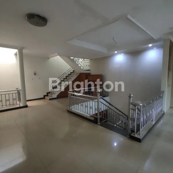 image RUMAH LUAS CANTIK HOEK SIAP HUNI. (7)