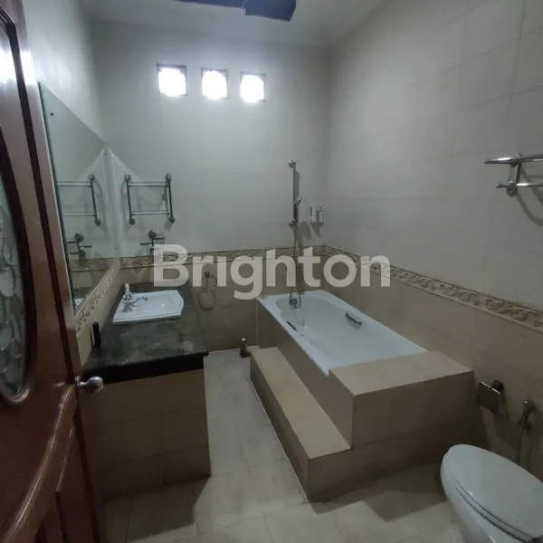 image RUMAH LUAS CANTIK HOEK SIAP HUNI. (6)