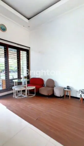 image RUMAH MEWAH DAN STRATEGIS DI JALAN RAYA GAYUNGSARI SURABAYA (4)