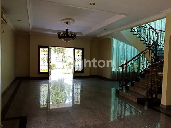 image RUMAH MEWAH DI JUAL DI PUSPITA LOKA, BSD (7)