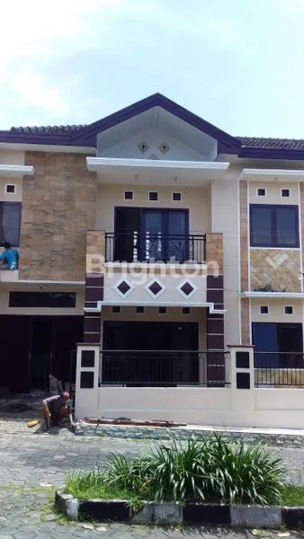 RUMAH MEWAH, SUDAH RENOVASI, LOKASI STRATEGIS, JALAN LEBAR, PERUMAHAN DENGAN AKSES FLEXIBLE.