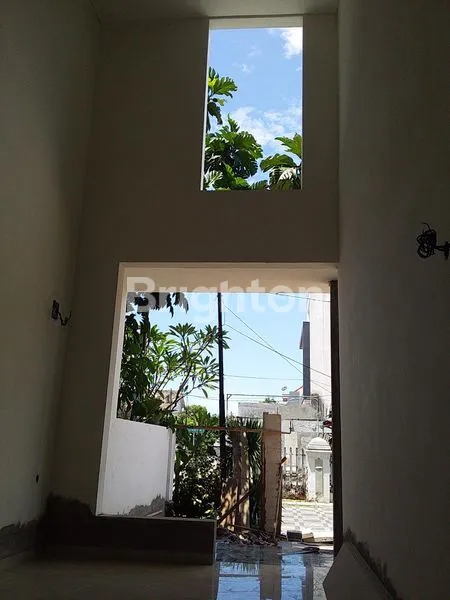 image RUMAH MODERN INDEN PERUM. KEBRAON (4)