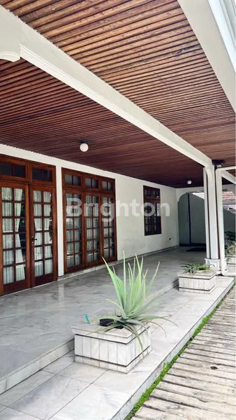 RUMAH KLASIK TERAWAT. LOKASI WALIKOTA MUSTAJAB NOL JALAN RAYA PRIME AREA DI PUSAT KOTA SURABAYA. COCOK UNTUK TEMPAT TINGGAL, KANTOR, CAFE, RESTORAN