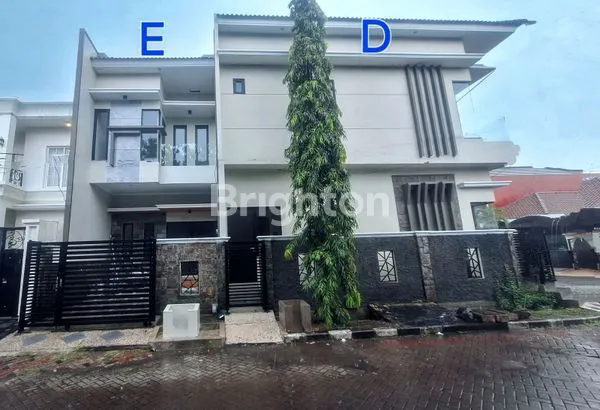 image RUMAH 2 LANTAI BARU GRESS MINIMALIS SIAP HUNI ROW JALAN LEBAR ONE GATE SISTEM (2)