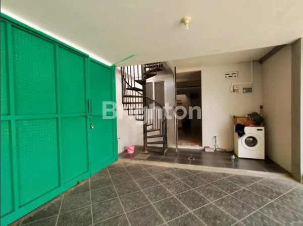 image DIJUAL RUMAH BAGUS TERAWAT DI JALAN MEDEKA MATARAM  (5)