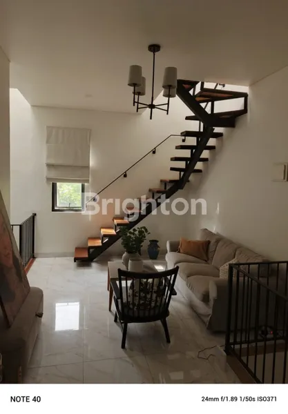 image RUMAH 3 LANTAI FULL FURNISHED DENGAN ROOFTOP DI NEO CATALONIA BSD (3)
