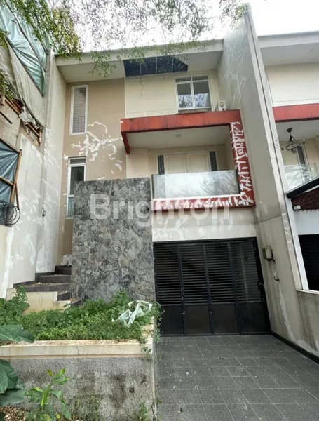 RUMAH STRATEGIS DEKAT LABSCHOOL DALAM KOMPLEK CIRENDEU TANGERANG SELATAN