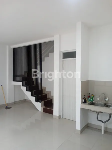 image RUMAH STRATEGIS DEKAT LABSCHOOL DALAM KOMPLEK CIRENDEU TANGERANG SELATAN (3)