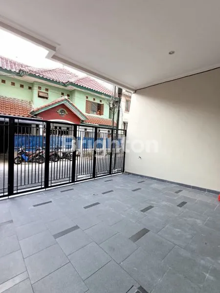 image RUMAH BARU 3 LANTAI DESAIN BAGUS MINIMALIS MODERN LOKASI NYAMAN & STRATEGIS, BEBAS BANJIR DI TANJUNG DUREN, JAKARTA BARAT (2)
