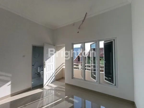 image RUMAH BARU 3 LANTAI DESAIN BAGUS MINIMALIS MODERN LOKASI NYAMAN & STRATEGIS, BEBAS BANJIR DI TANJUNG DUREN, JAKARTA BARAT (3)