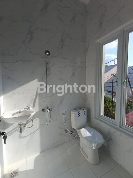 image RUMAH BARU 3 LANTAI DESAIN BAGUS MINIMALIS MODERN LOKASI NYAMAN & STRATEGIS, BEBAS BANJIR DI TANJUNG DUREN, JAKARTA BARAT (4)