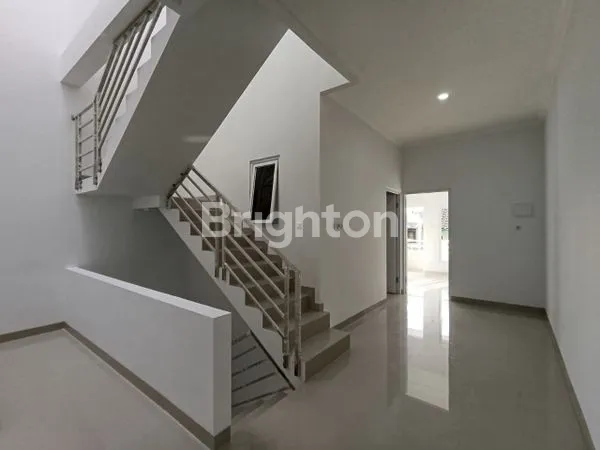 image RUMAH BARU 3 LANTAI DESAIN BAGUS MINIMALIS MODERN LOKASI NYAMAN & STRATEGIS, BEBAS BANJIR DI TANJUNG DUREN, JAKARTA BARAT (6)