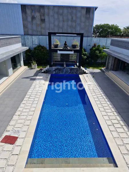 BANGUNAN COCOK KANTOR DAN TEMPAT TINGGAL DENGAN PARKIRAN BESAR DI SANUR