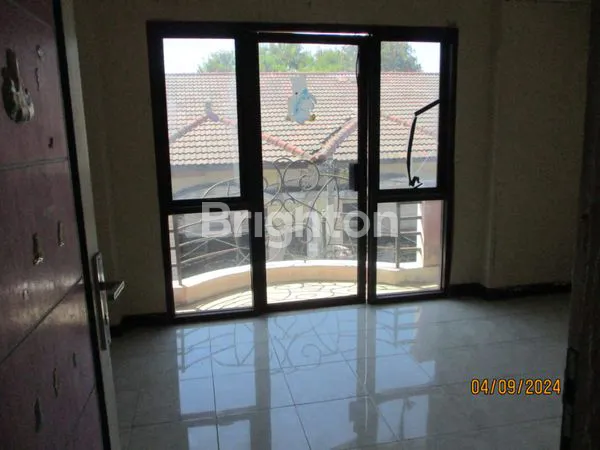 image RUKO SIAP PAKAI DI CENTRE POINT KENJERAN. DEKAT RAYA KEDUNG COWEK, RAYA MERR, PAKUWON CITY. (1)