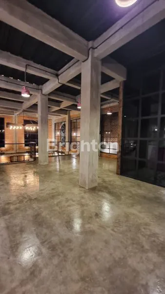 image RUMAH DENGAN KONSEP INDUSTRIAL, BANGUNAN BARU DI KAWASAN ELITE SETIA BUDI JAKARTA SELATAN. (3)