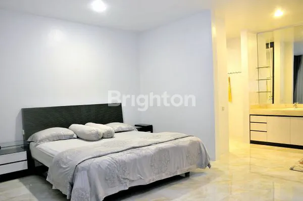 image RUMAH MEWAH FULL FURNISHED DI RIVERSIDE (7)